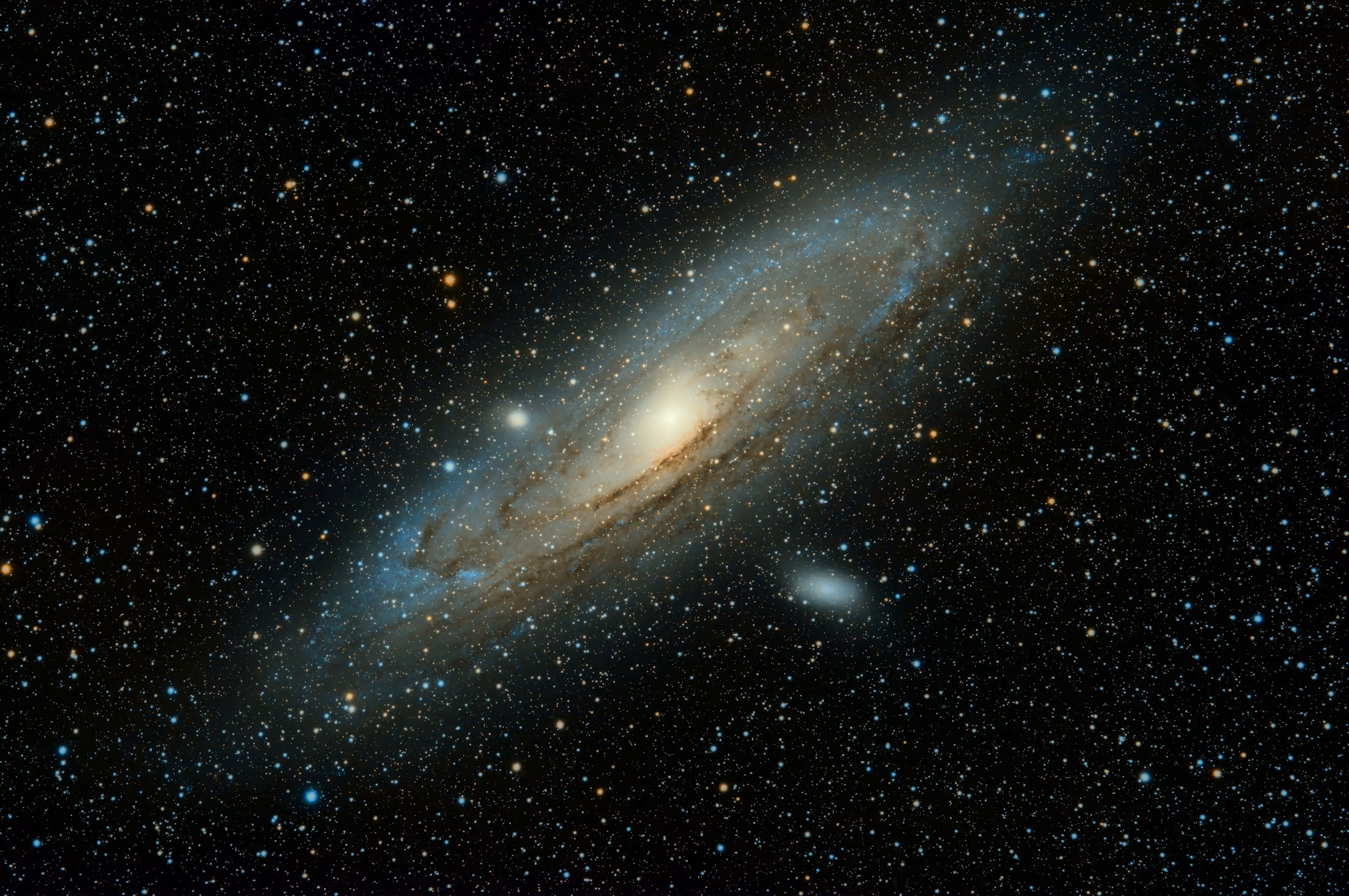 Console et panneaux d’une station spatiale annotés : poste de contrôle, consignes et jalons visibles.