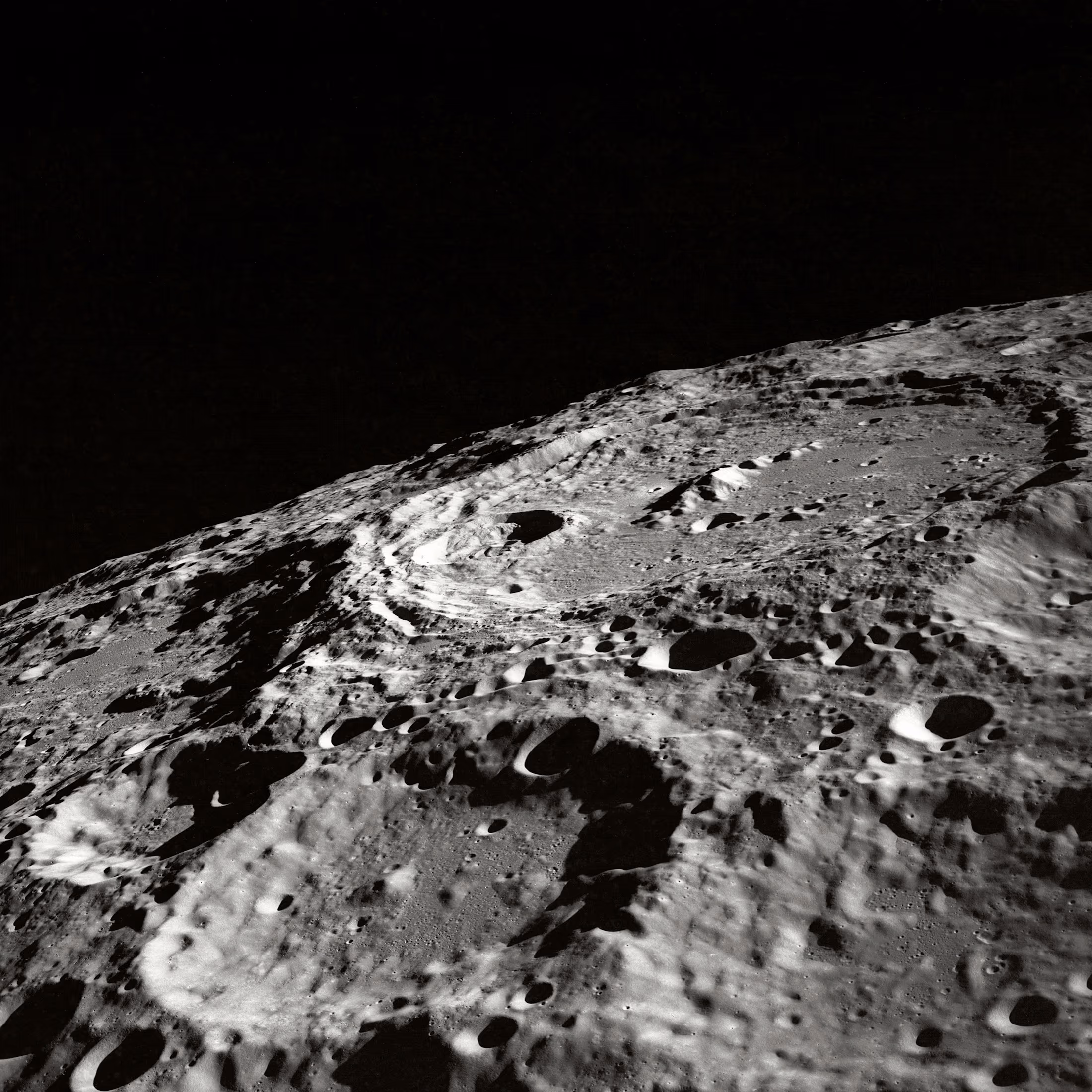 Surface lunaire en relief, symbole d'un travail d'interface précis et progressif.